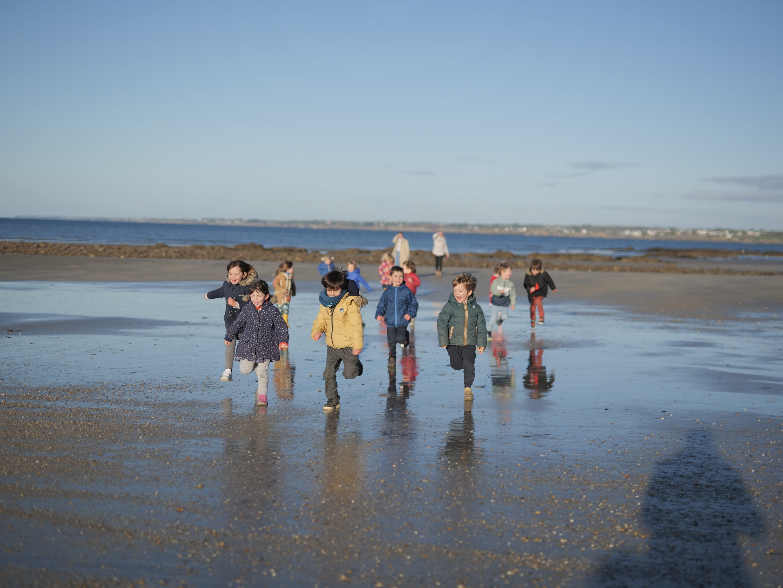 photo enfants qui courent à la plage